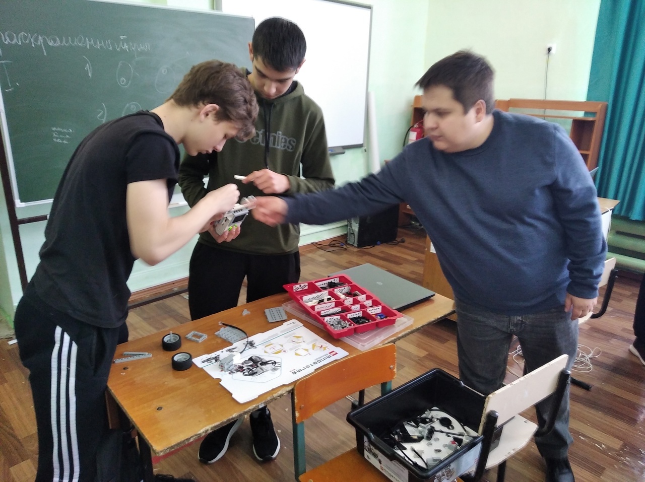 В средней школе №2 с. Бижбуляк прошел мастер-класс по работе с роботом EV-3
