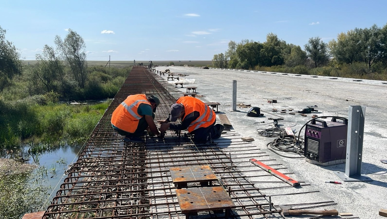 В рамках нацпроекта ремонтируют мост через реку Таналык