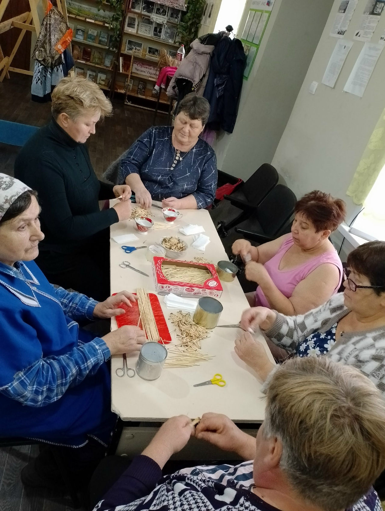 Хомутовские волонтеры согревают заботой наших бойцов