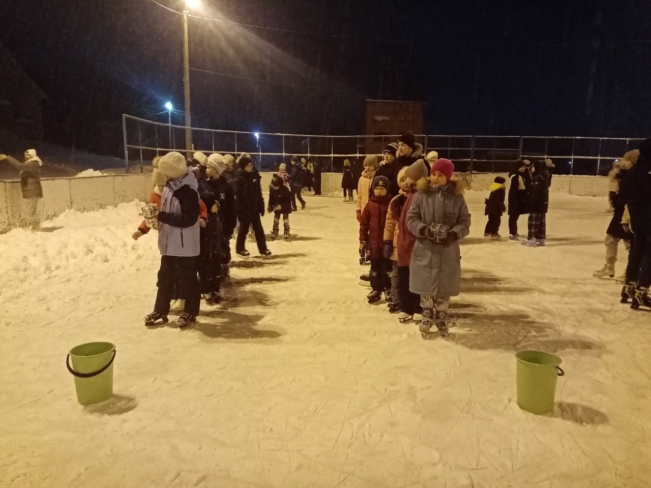 На хоккейной площадке в Бижбуляке состоялась традиционная "Рождественская дискотека на льду"