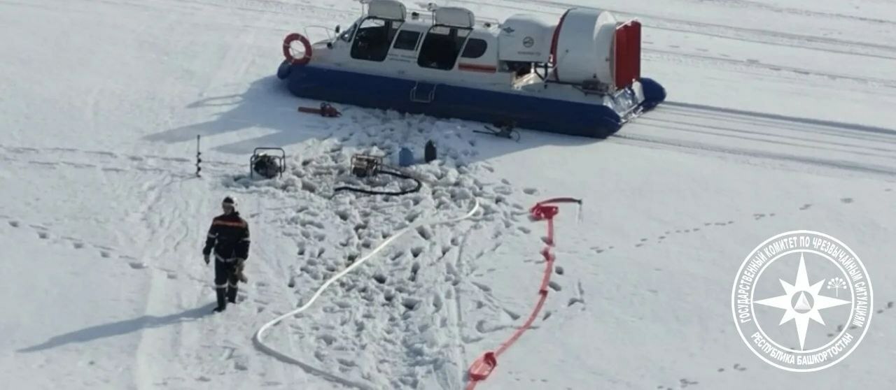 Спасателям пришлось добираться до горящего дома в Башкирии на воздушной подушке