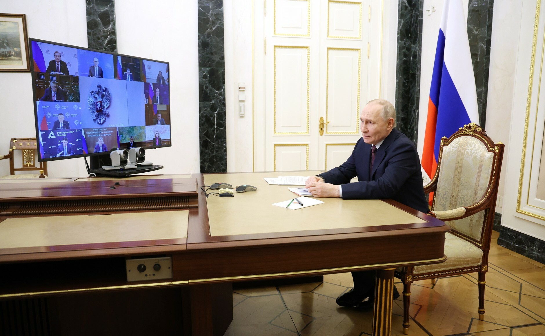 Владимир Путин провел совещание с членами Правительства