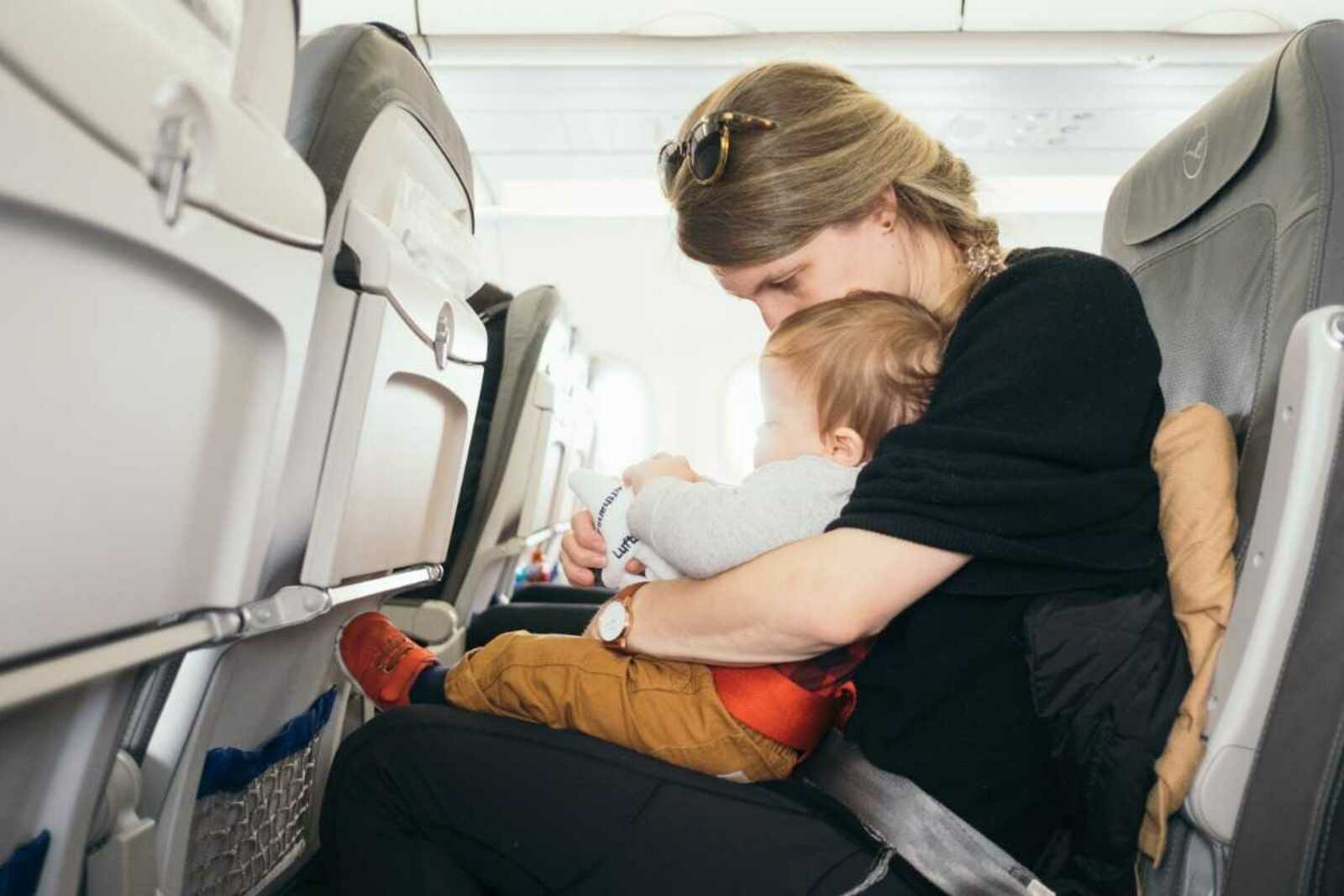 Названы способы успокоить ребенка в самолете