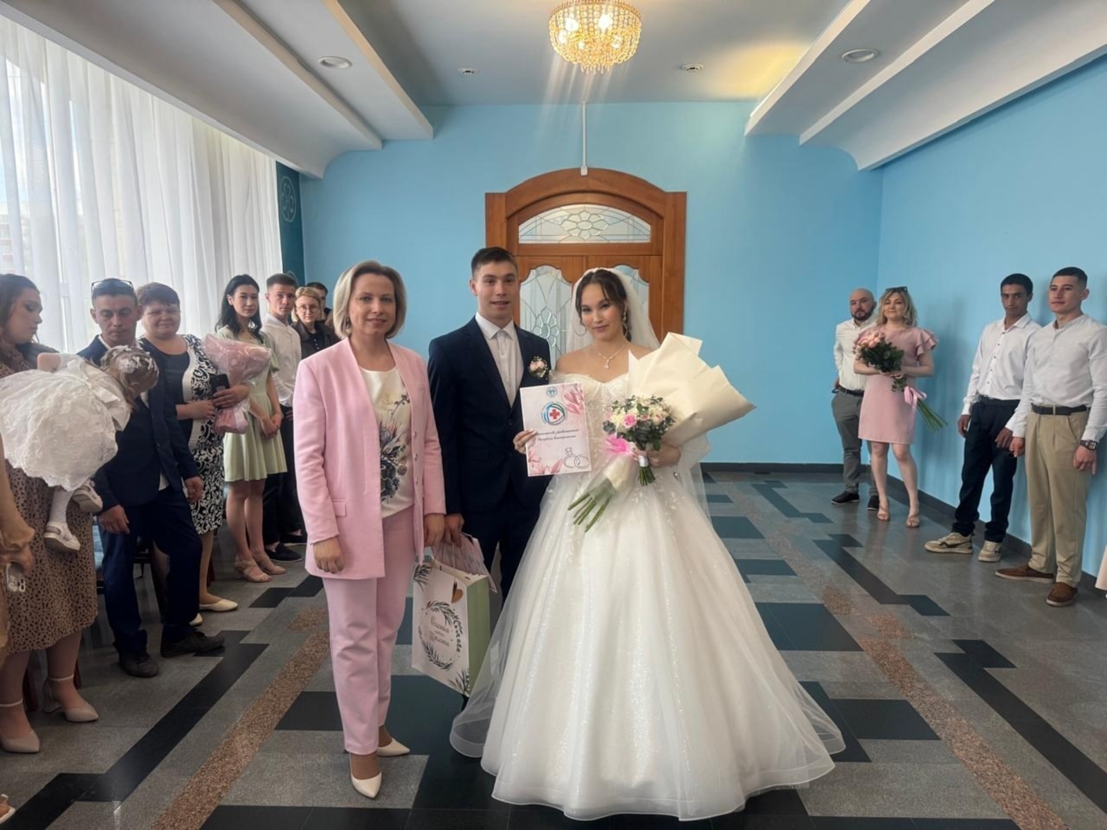 В Башкирии начали вручать сертификаты молодожёнов