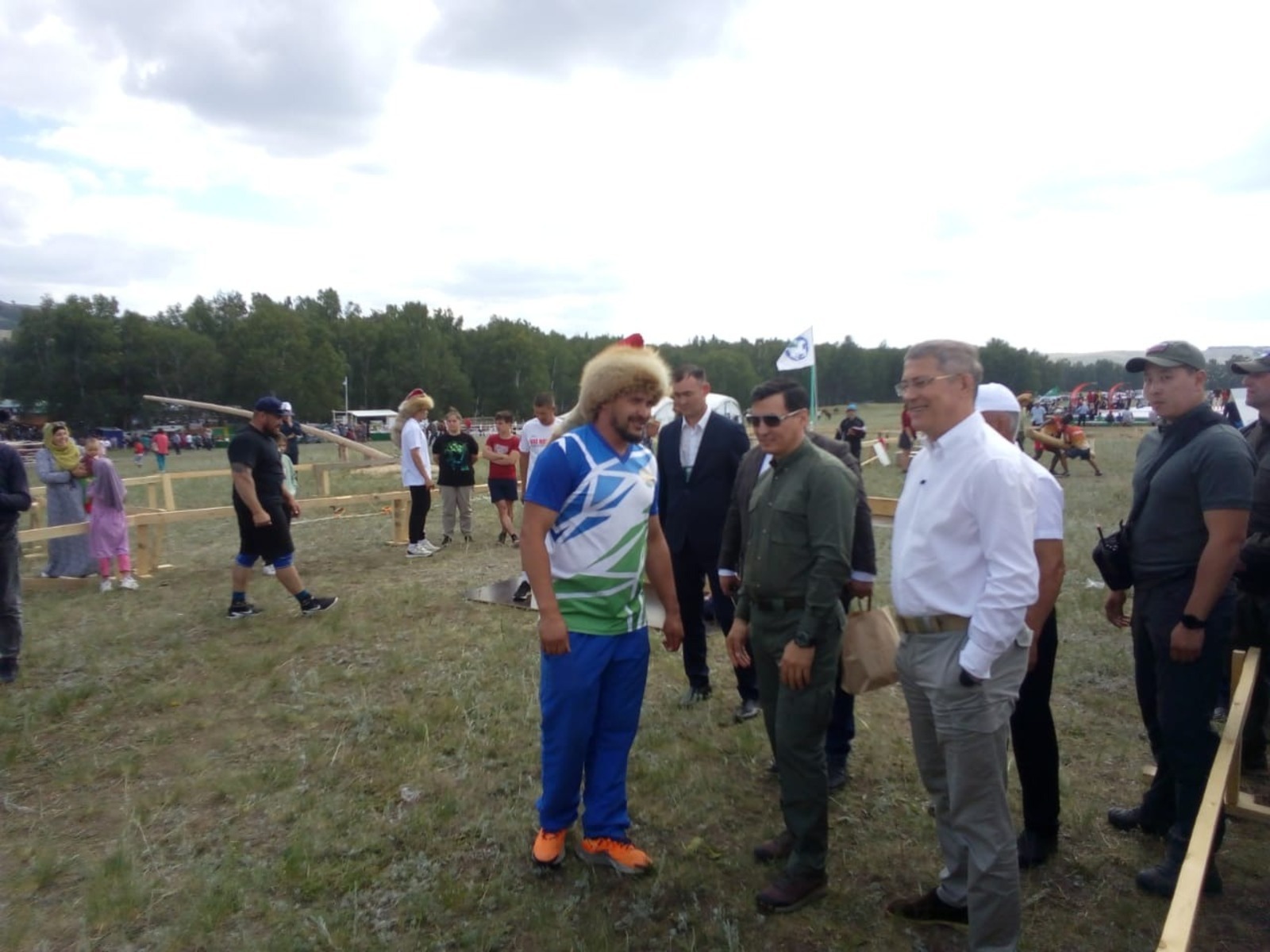 Глава Калмыкии Бату Хасиков вручил Радию Хабирову сертификат на калмыцкого коня