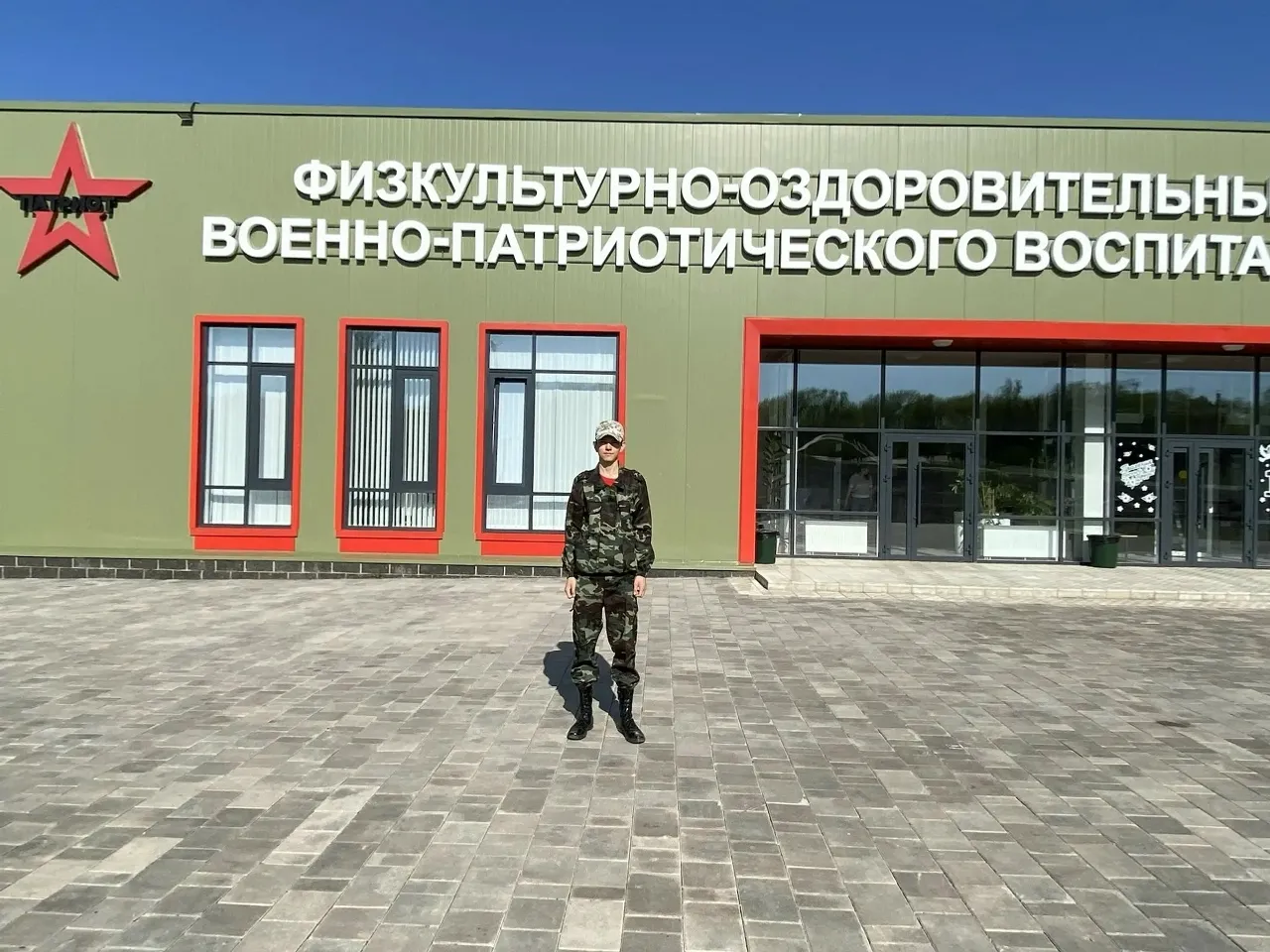 Шагается строевым легко