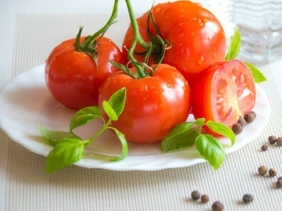 Врач-диетолог рассказала, чем могут быть опасны помидоры