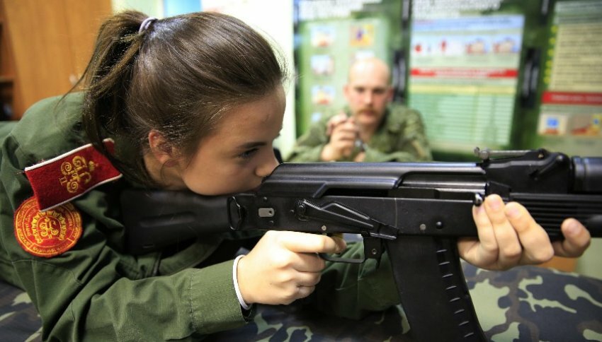 Курс по начальной военной подготовке появится в российских школах в следующем году