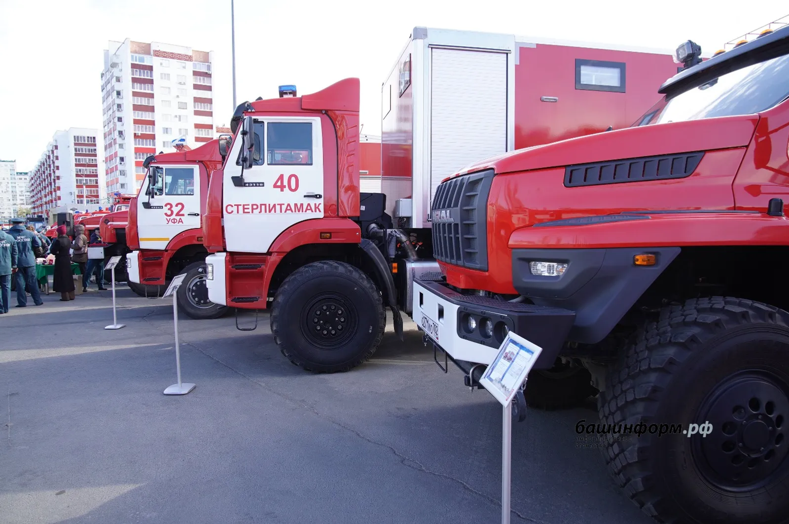 Глава Башкирии вручил пожарным ключи от новой пожарно-спасательной техники