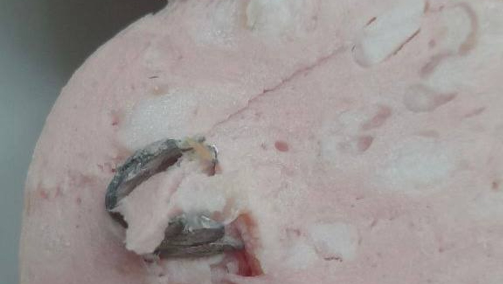 В колбасе из магазина обнаружен металлический элемент