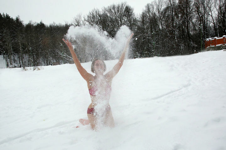 Можно ли после купания в бане сразу прыгнуть в снег?