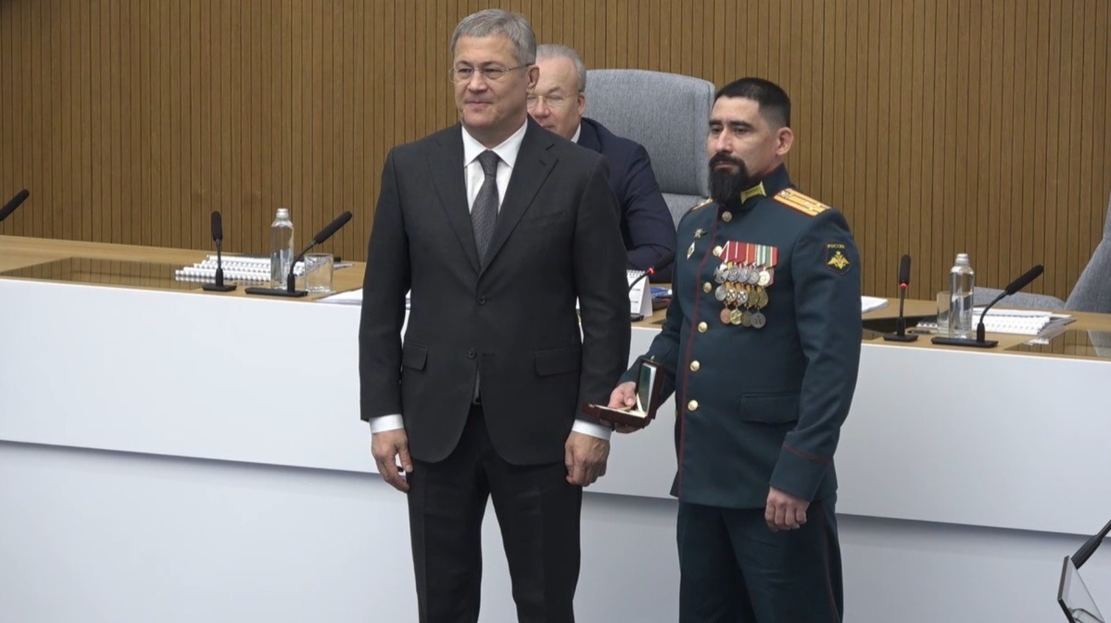 Радий Хабиров наградил орденом Шаймуратова полковника Рината Ибрагимова