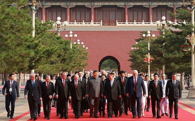 Путин и Си Цзиньпин поприветствовали ветеранов на параде в Пекине