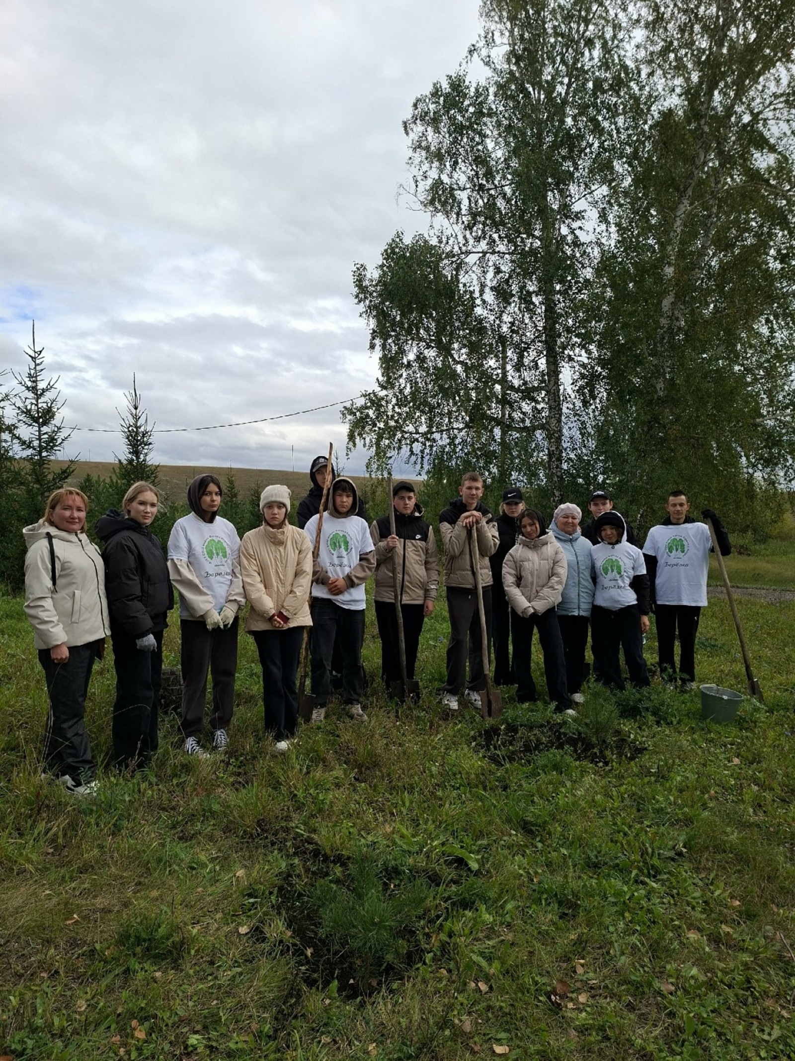 В Аитово школьники заложили "Аллею памяти"