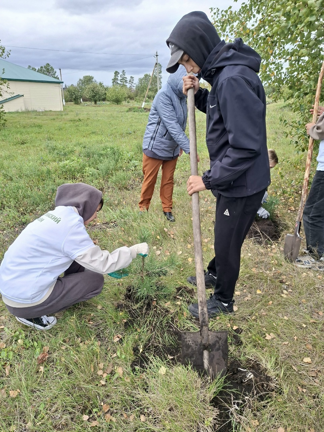 В Аитово школьники заложили "Аллею памяти"