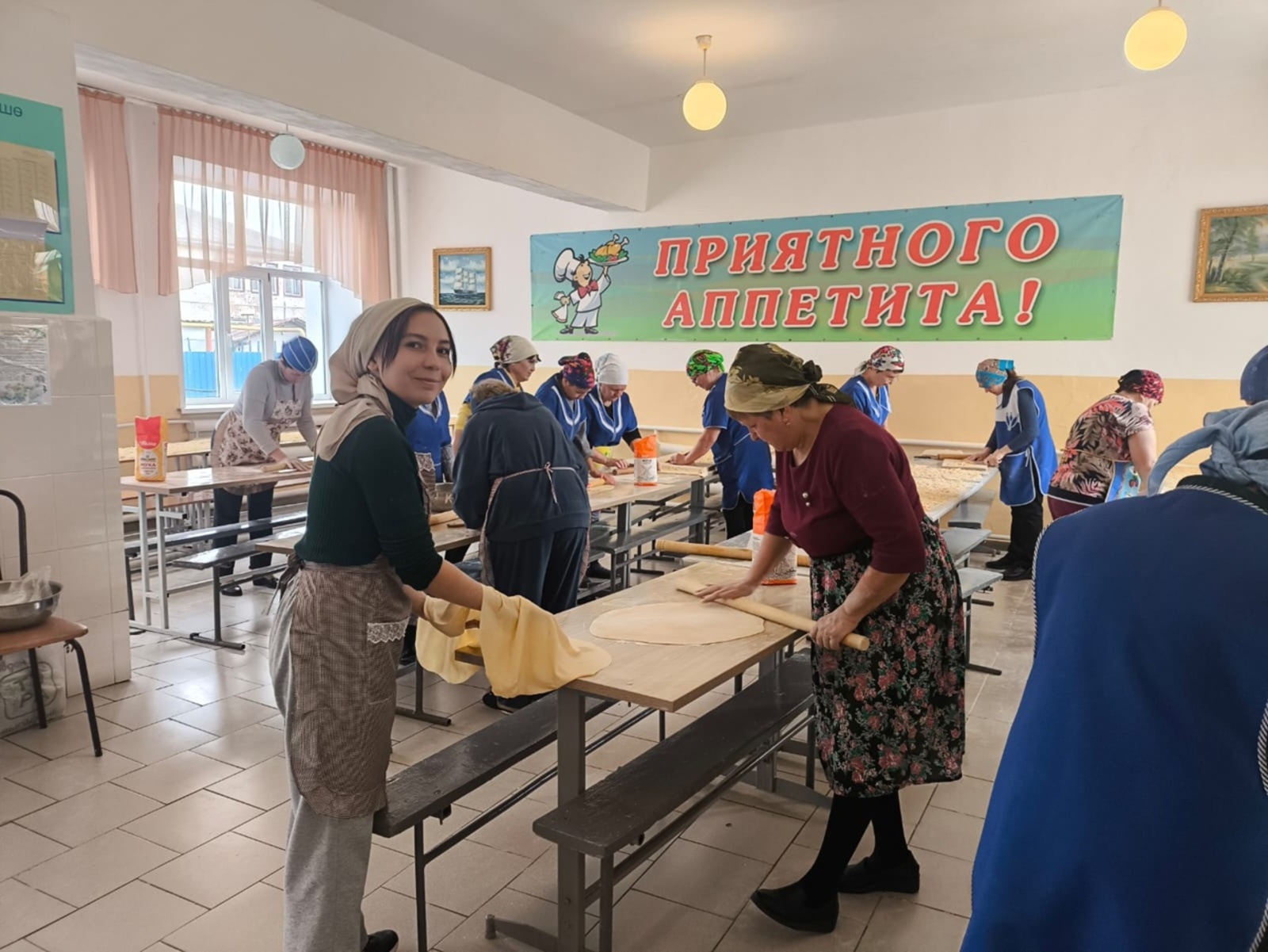 В средней школе с. Бижбуляк нарезали лапшу для отправки бойцам СВО