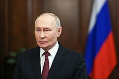 Путин поздравил россиян с Днем защитника Отечества