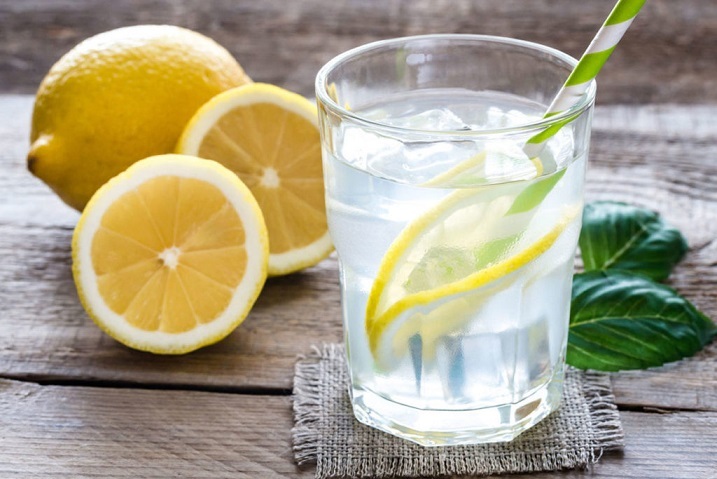 Эксперт рассказала, что может дать организму питье воды с лимоном