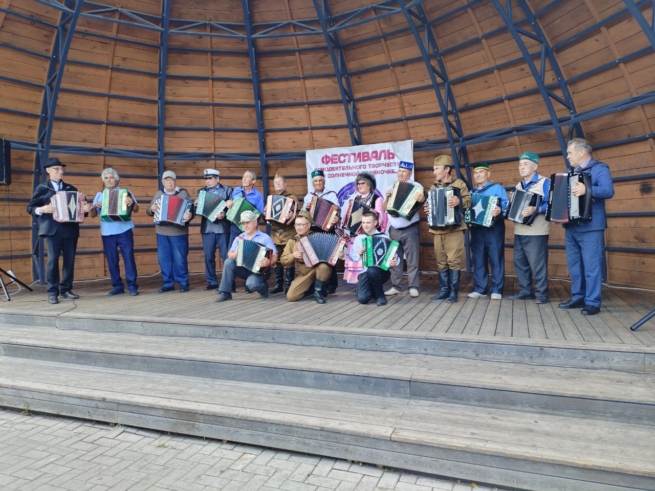 Для участия в празднике гармонистов, жительница региона научилась играть за ночь