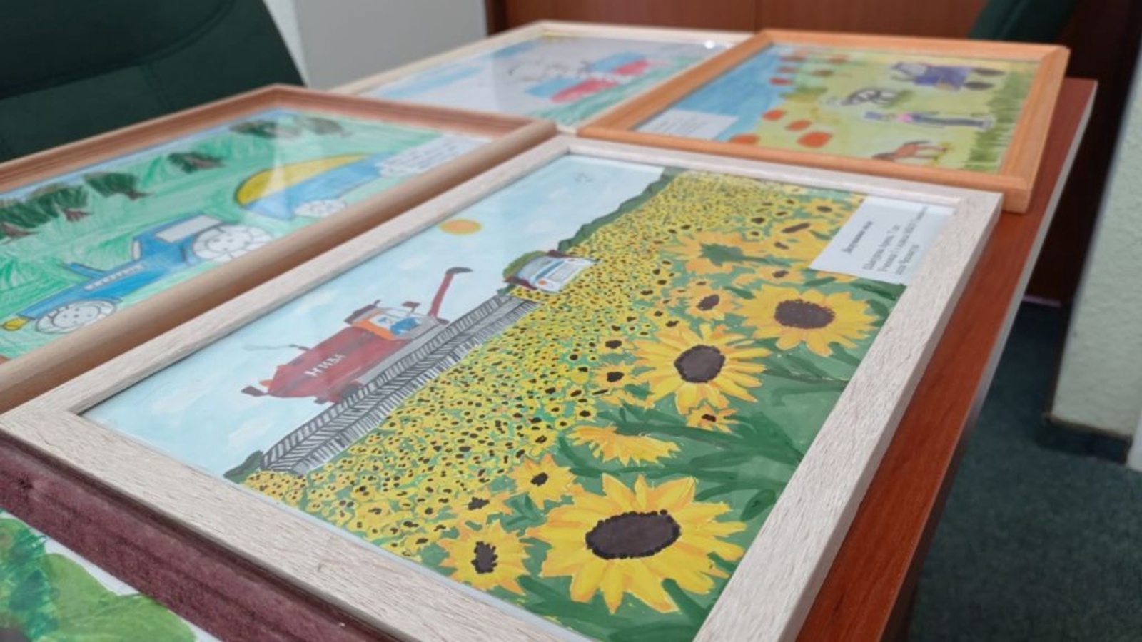 Компания Росагролизинг проводит конкурс детских рисунков, посвященный сельскому хозяйству.