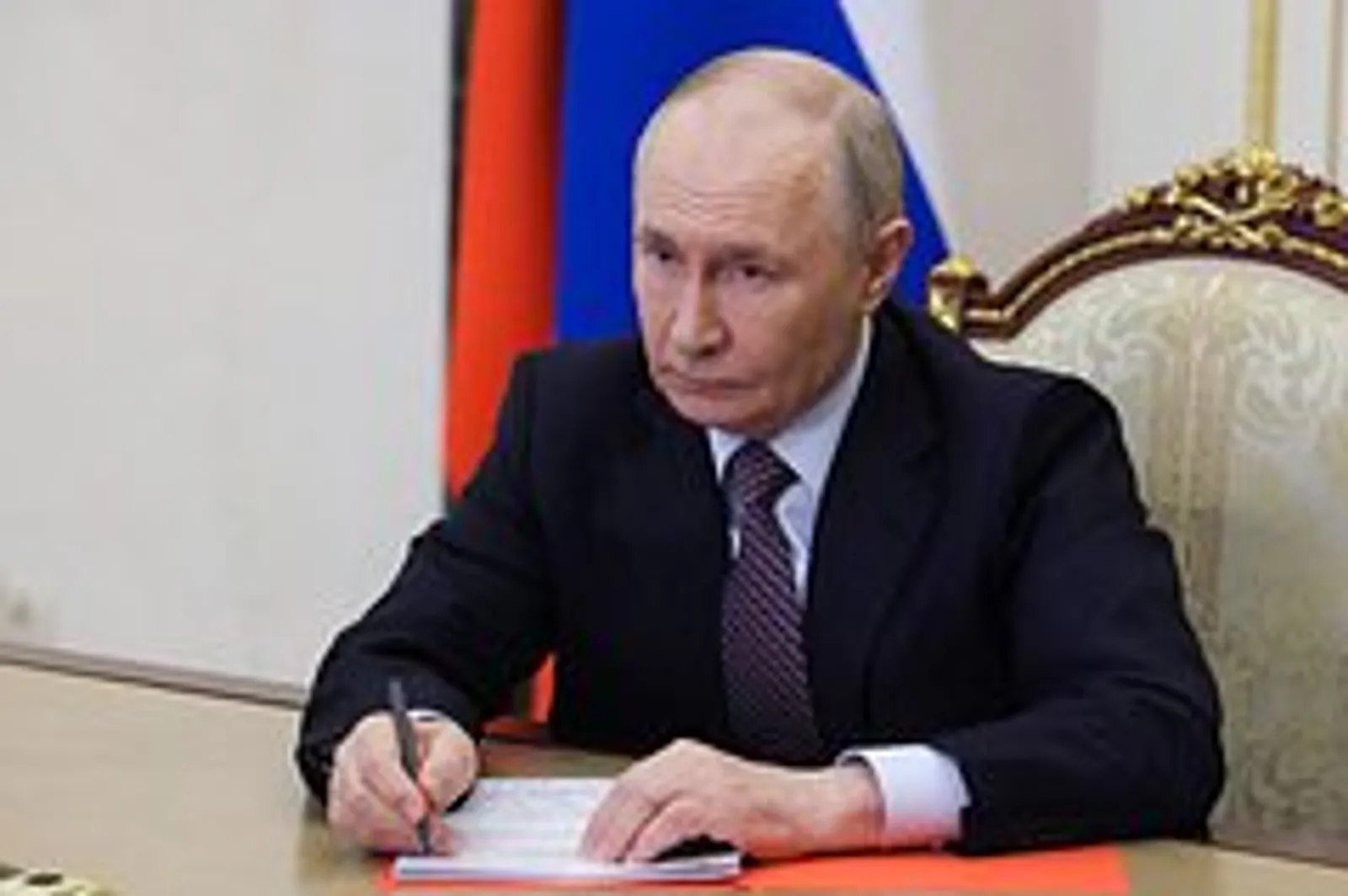 Путин со словами «не буду о грустном» рассказал о важности работы в экономике
