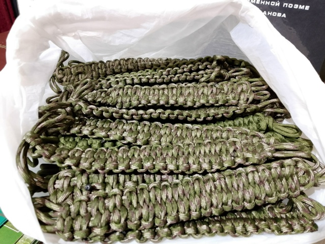 Члены клуба «Отрада» сплели более ста браслетов выживания