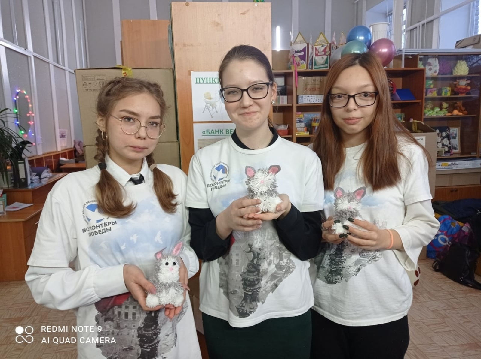 Молодогвардейцы, волонтеры средних школ №2 и  №1 с. Бижбуляк изготовили зайчиков
