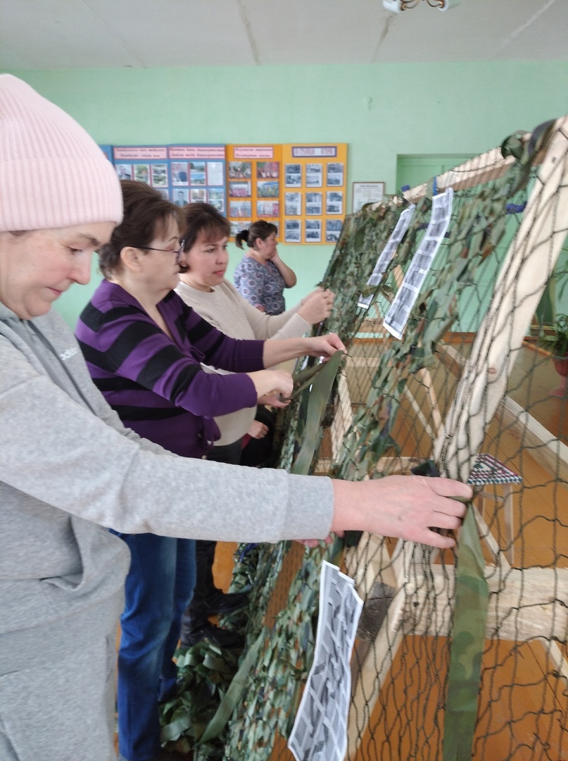 В Кунакуловском сельском Доме культуры кипит работа по плетению маскировочных сетей