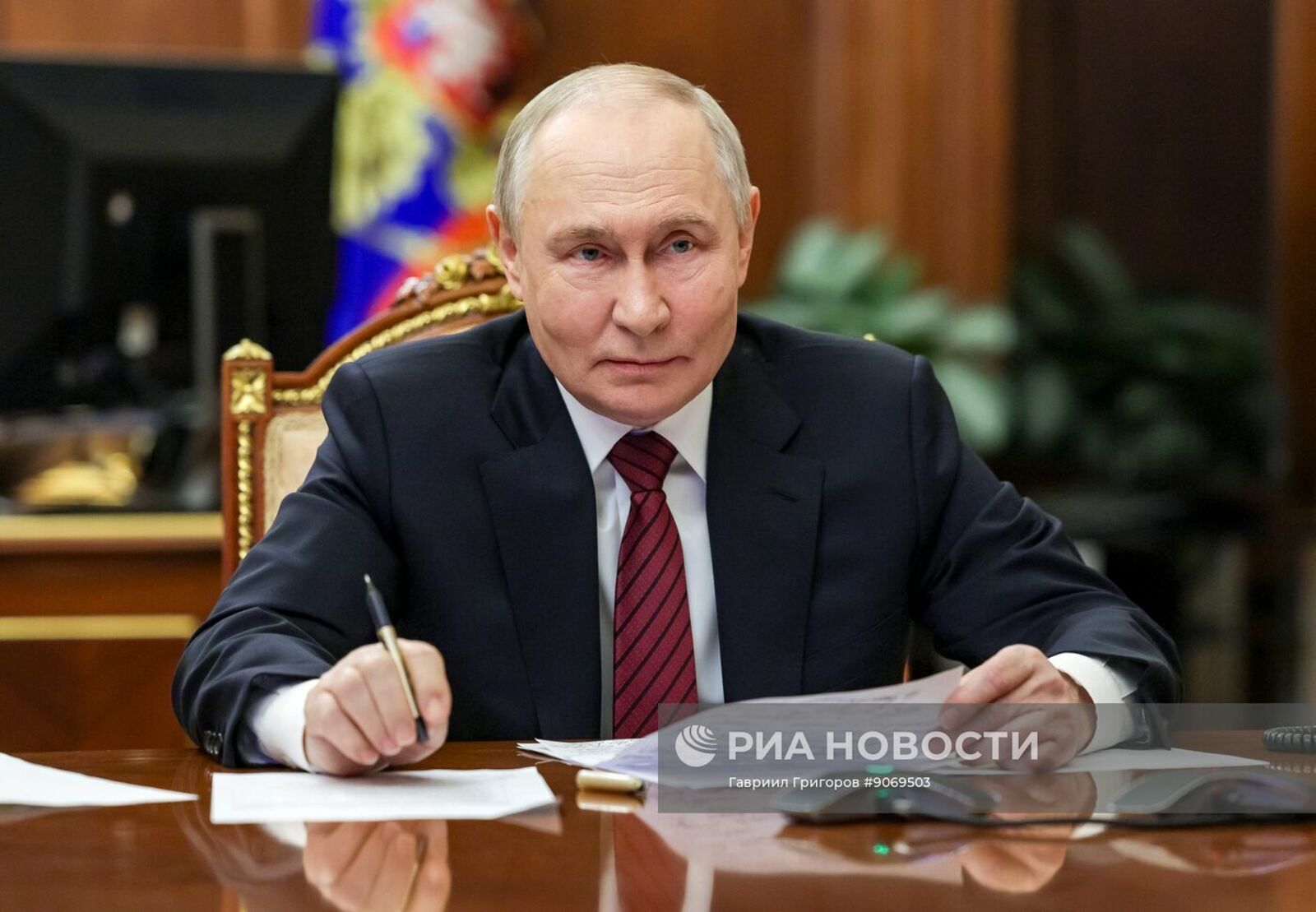 Путин обсудит с кабмином развитие Крыма