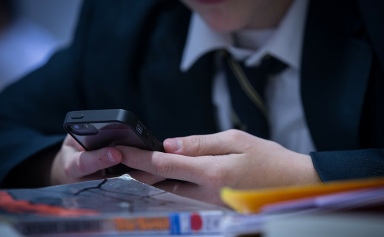 Министерство просвещения порекомендует школам собирать телефоны у детей