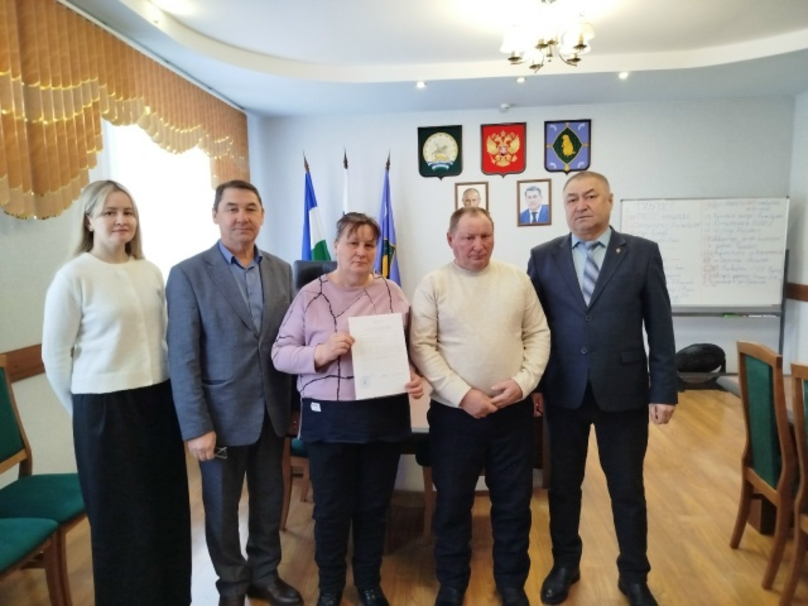 Семье участника СВО выдали документ, подтверждающий право на получение соцвыплат