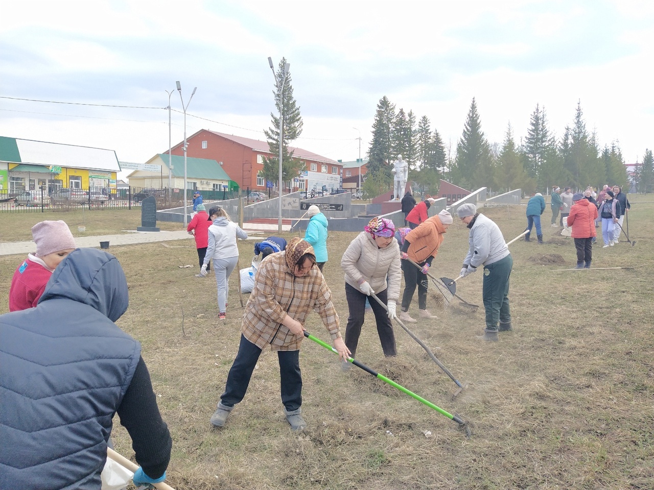 В Бижбуляке продолжаются субботники