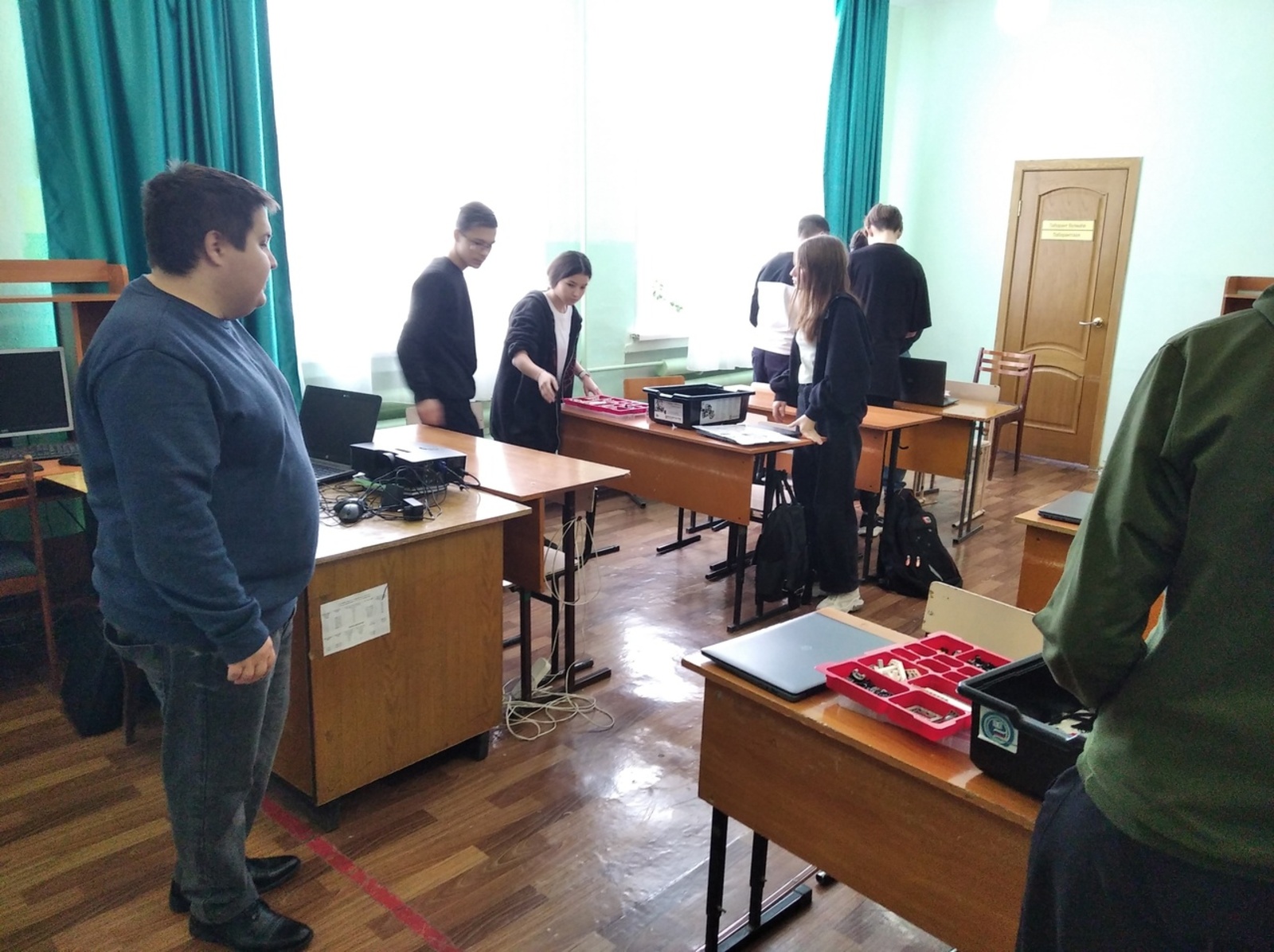 В средней школе №2 с. Бижбуляк прошел мастер-класс по работе с роботом EV-3
