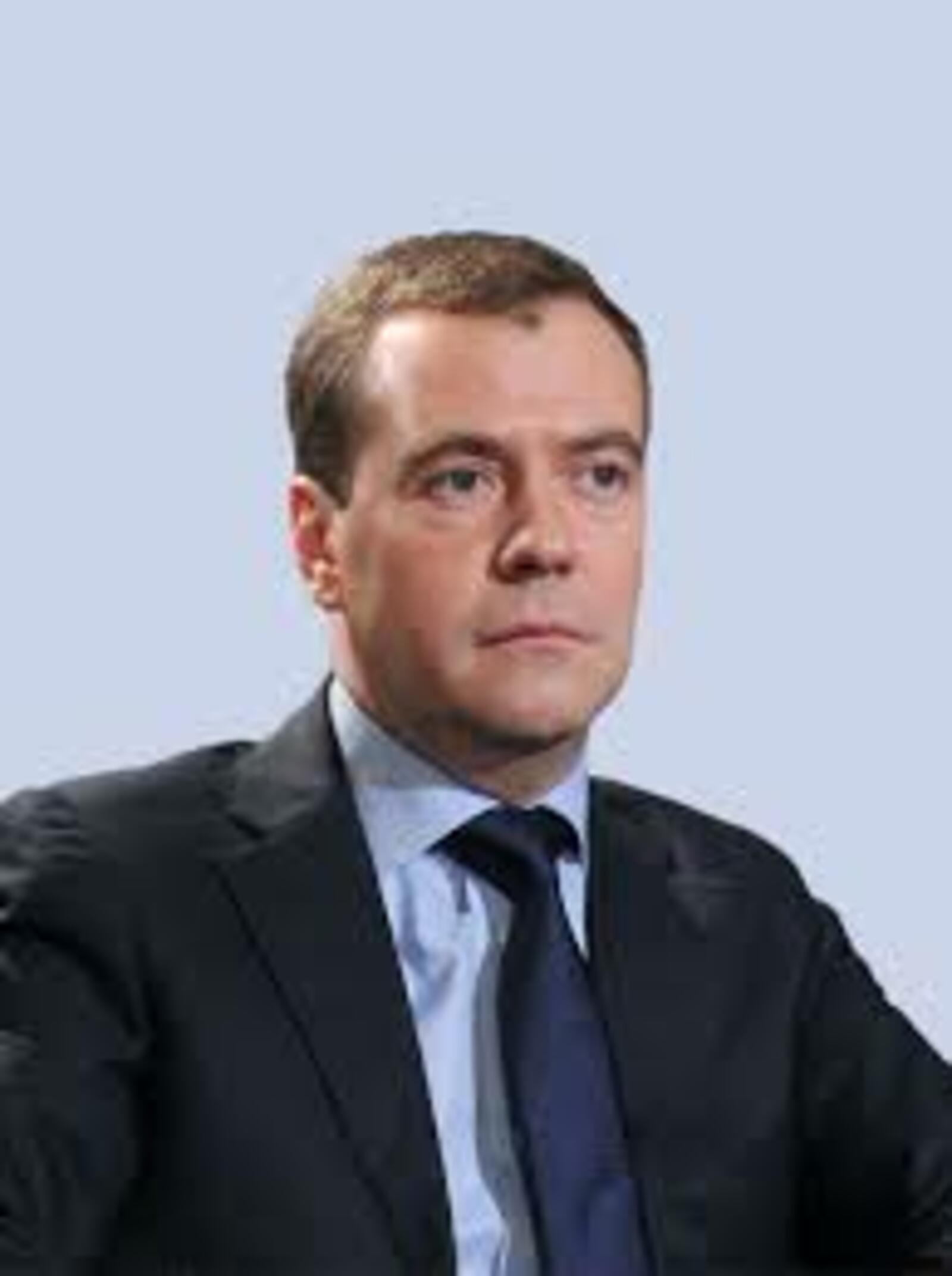 Медведев назвал глупым расчёт Запада повлиять на власть в России санкциями против бизнеса