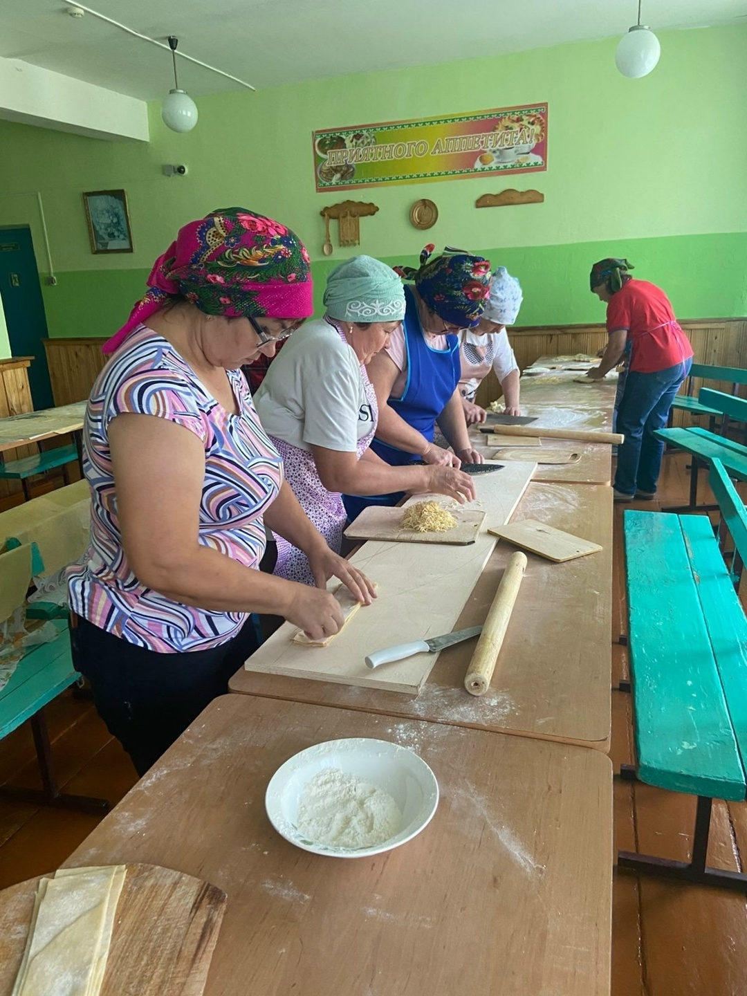В средней школе с. Кенгер-Менеуз приготовили домашнюю лапшу для бойцов СВО