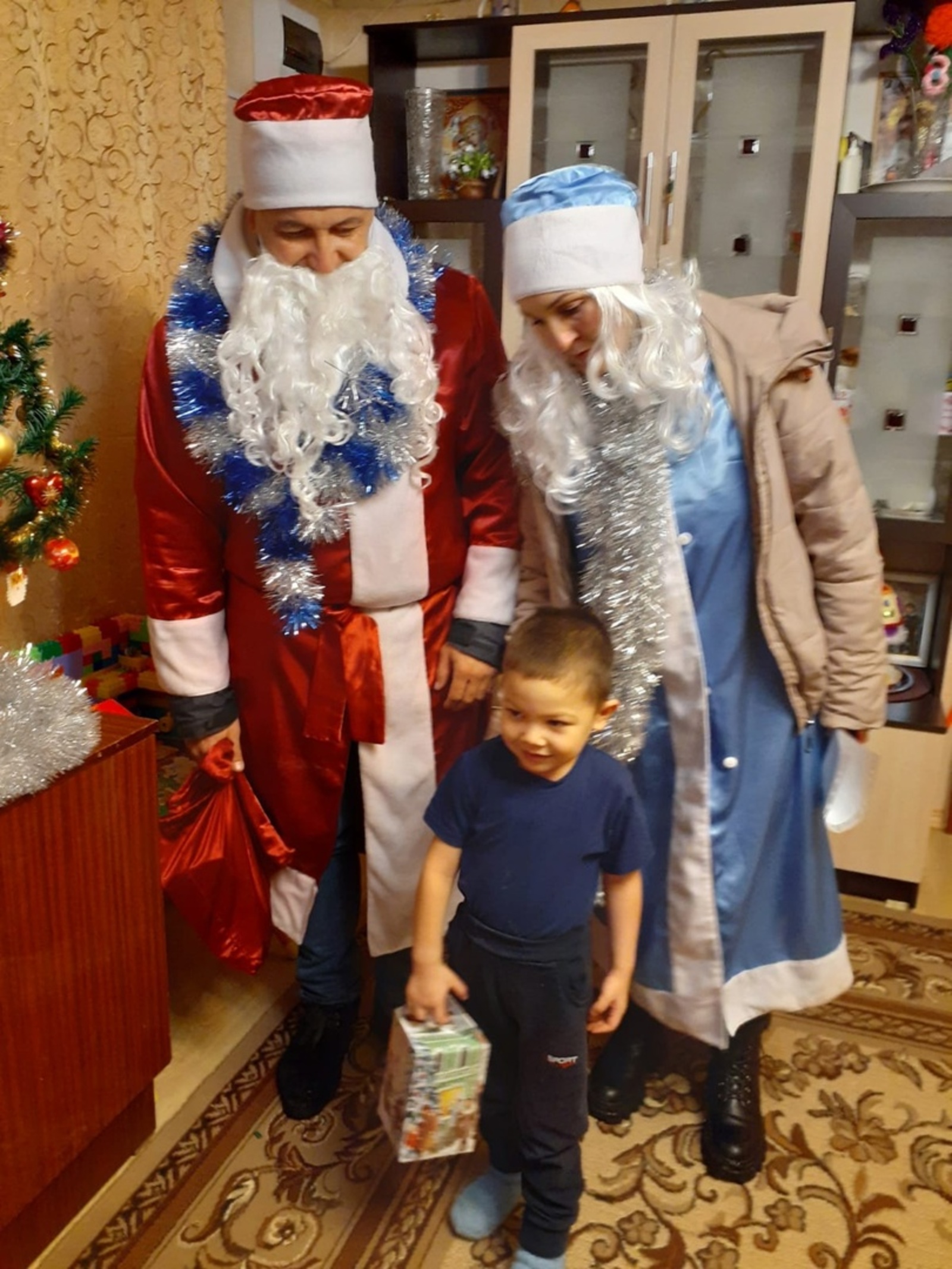 Дед Мороз со Снегурочкой поздравили с наступающим Новым 2023 годом жителей деревень Алексеевка и Барш,
