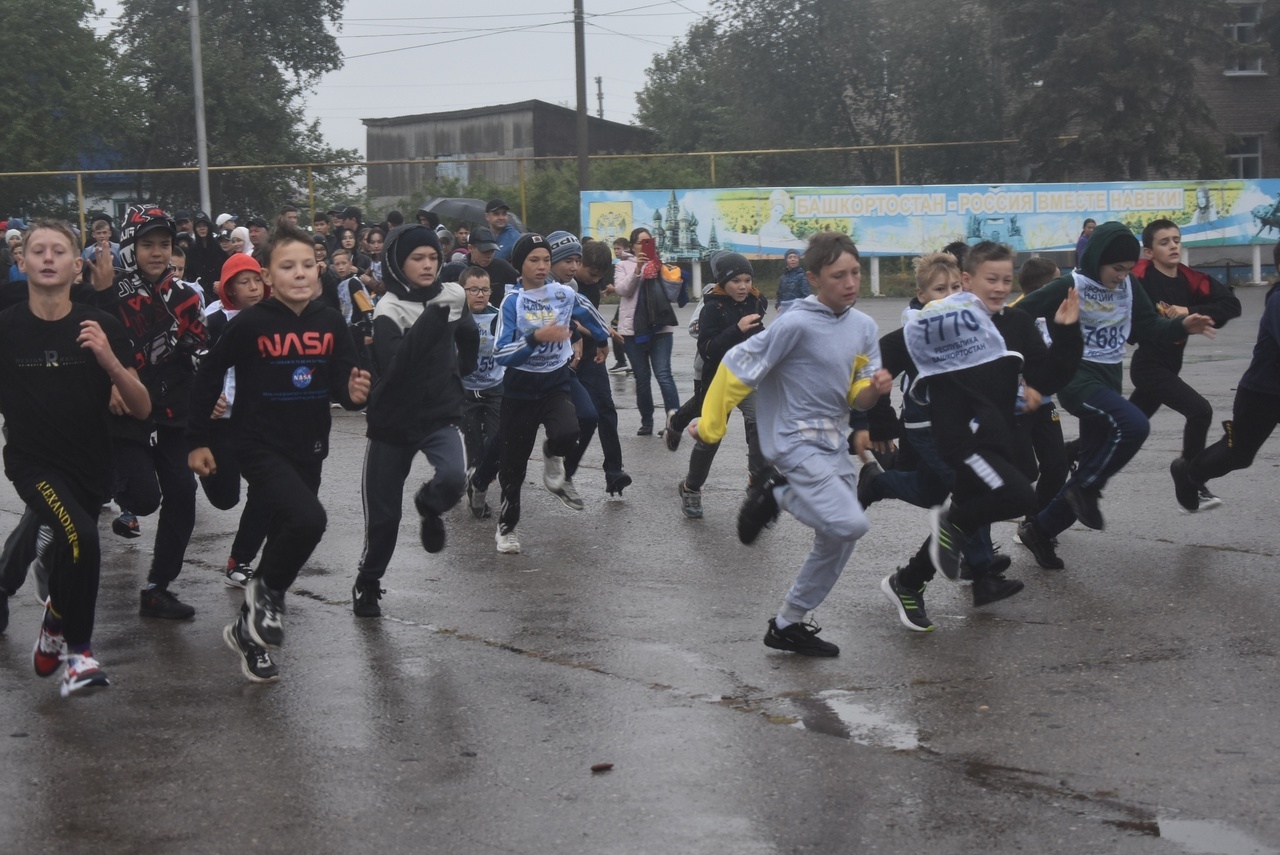 На центральной площади с. Бижбуляк прошли старты в рамках легкоатлетических соревнований «Кросс нации»