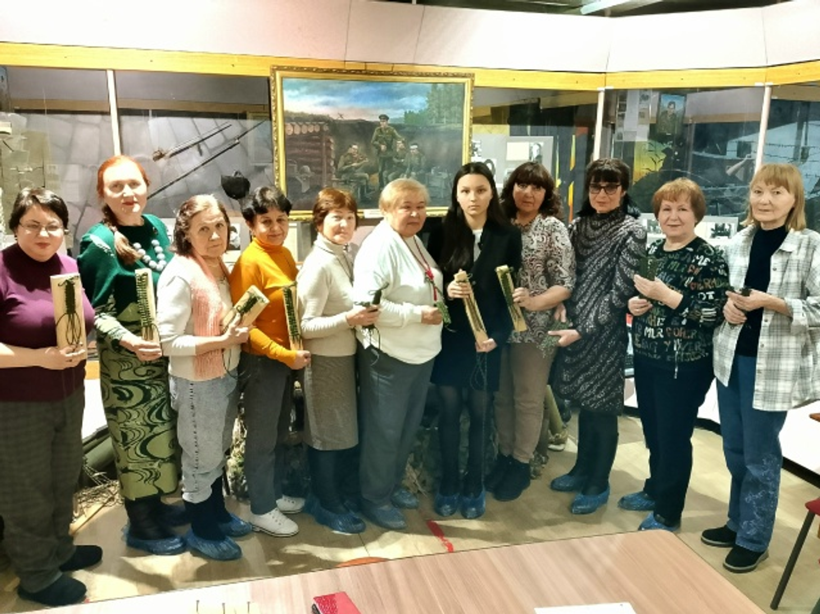 Члены клуба «Отрада» сплели более ста браслетов выживания