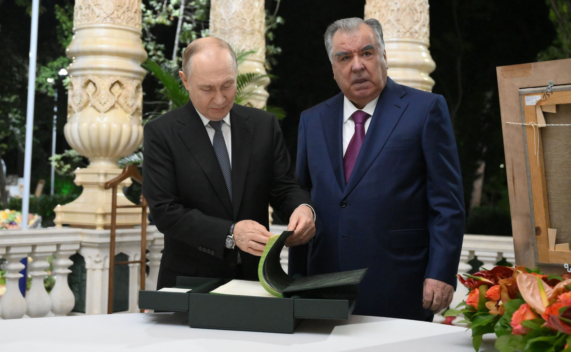 Путин подарил Рахмону книгу об истории таджиков
