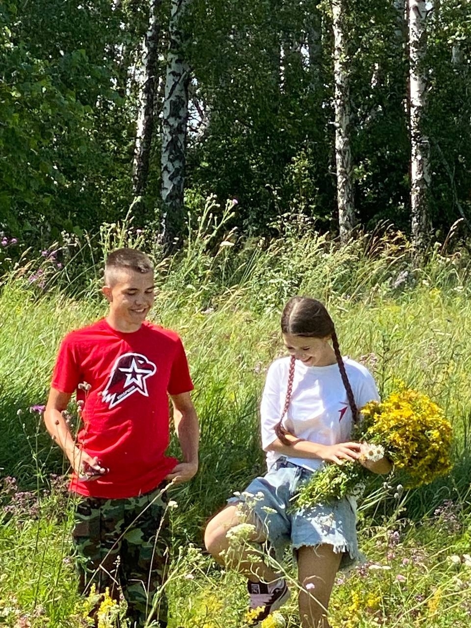 Участники Движения Первых собрали травы для бойцов СВО