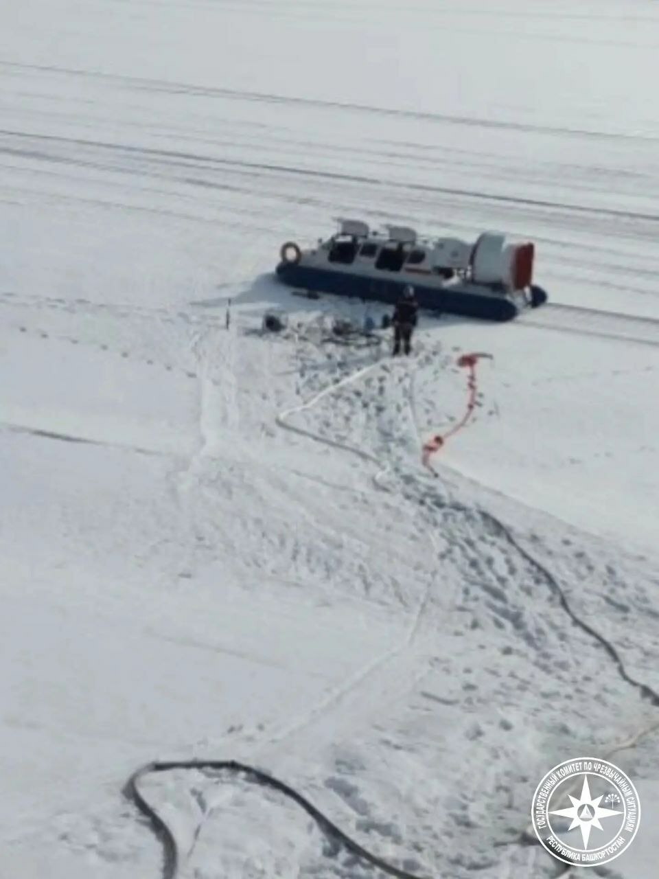 Спасателям пришлось добираться до горящего дома в Башкирии на воздушной подушке