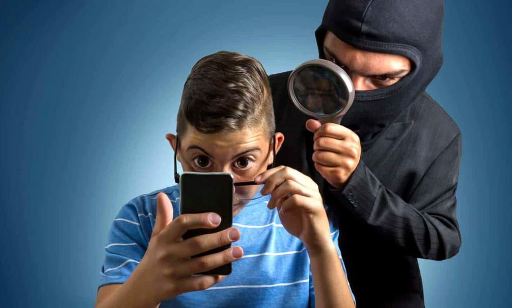 Стали известны два популярных способа россиян шпионить за своими детьми